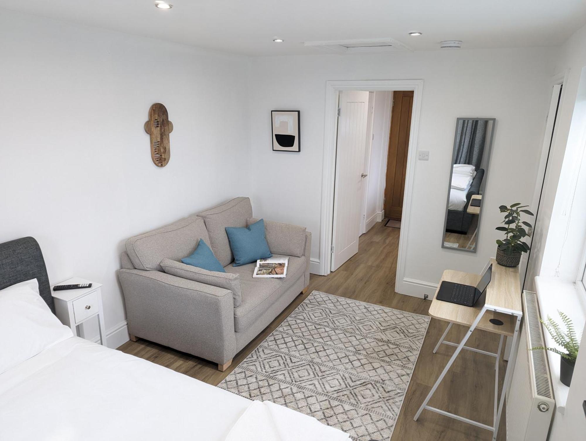 Swan Lake Lodge & Free Parking Cardiff Buitenkant foto