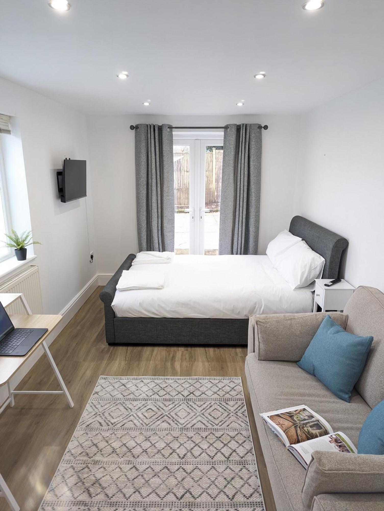 Swan Lake Lodge & Free Parking Cardiff Buitenkant foto